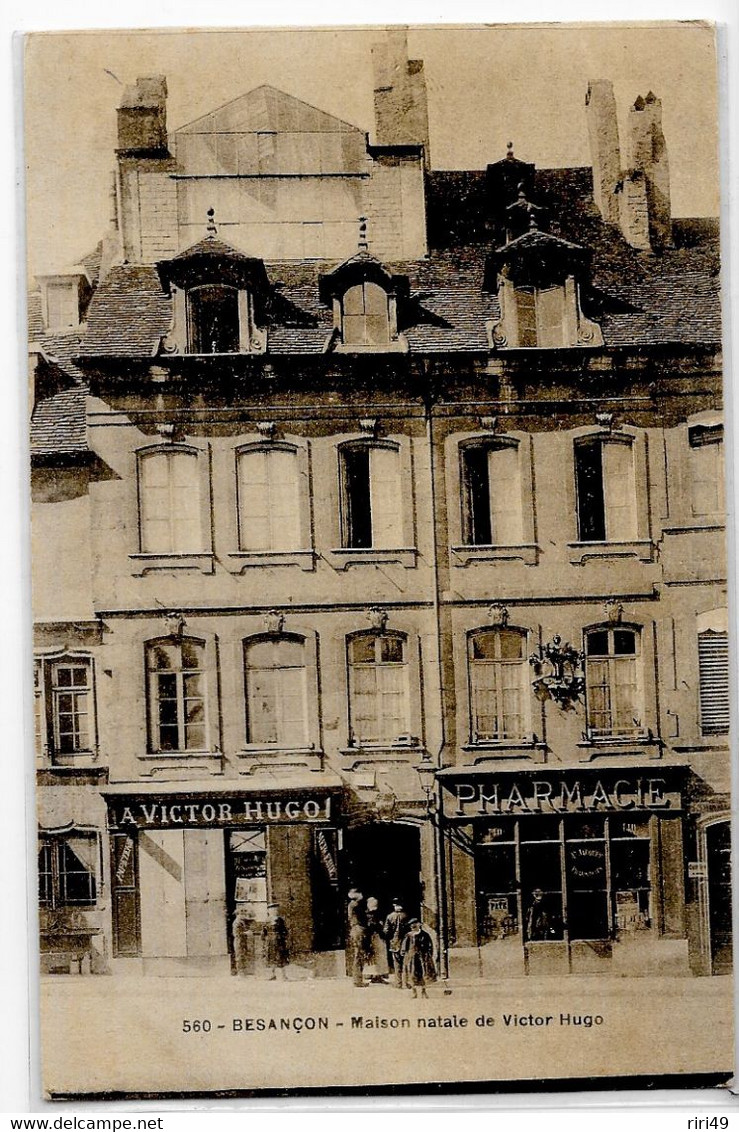 Cpa, Besançon, Maison Natale De Victor Hugo, Commerce: Pharmacie, Animée, Dos Vierge Et Divisé - Autres & Non Classés