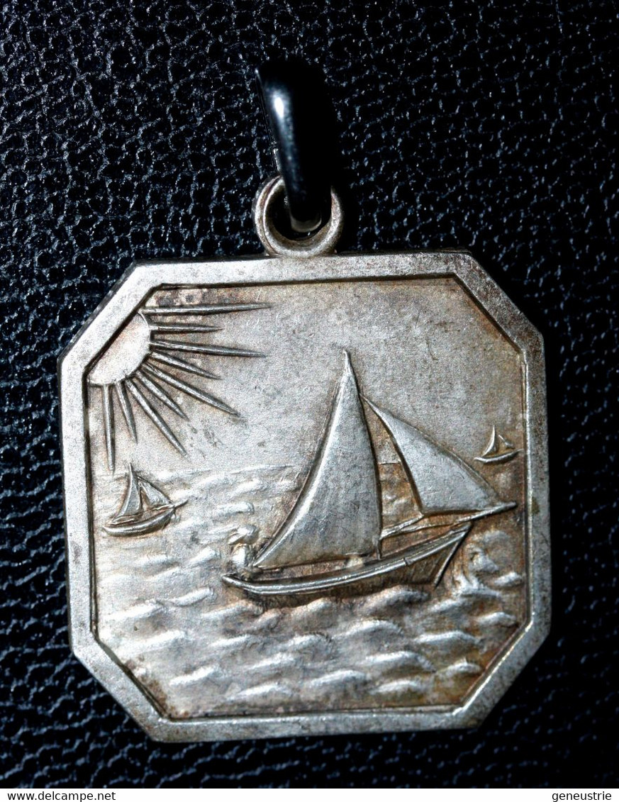 Médaille Pendentif Ancien Années 30 Laiton Argenté "Souvenir De Plage / Voilier - Phare" Bretagne - Pendentifs