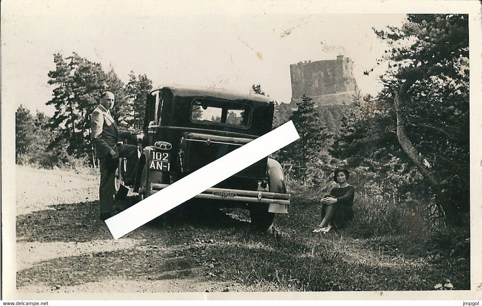 Carte Photo Couple Voiture Renault VIVASTELLA Immatriculée Dans L'Allier Devant Le Château De Murol (Puy De Dôme) 1932 - Plaatsen