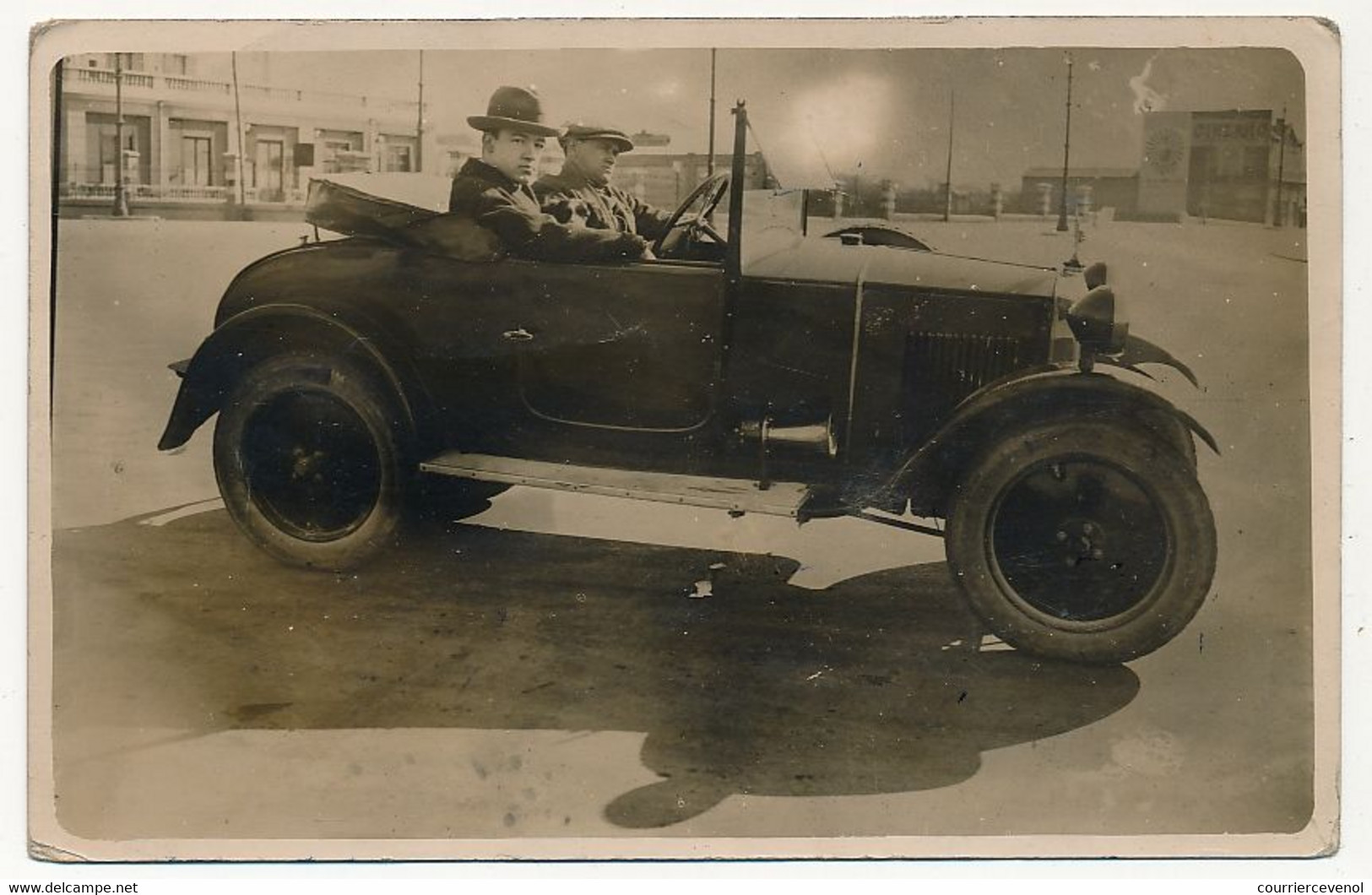 CPA PHOTO - Non Localisée - Deux Personnes Dans Une Voiture Ancienne - Passenger Cars