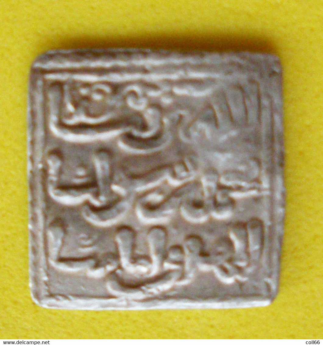 Monnaie Carrée-Prière Antique Arabe En Argent Islam Maure Maroc ? 1.5x1.5 Cms Port Suivi Inclus Europe - Islamic