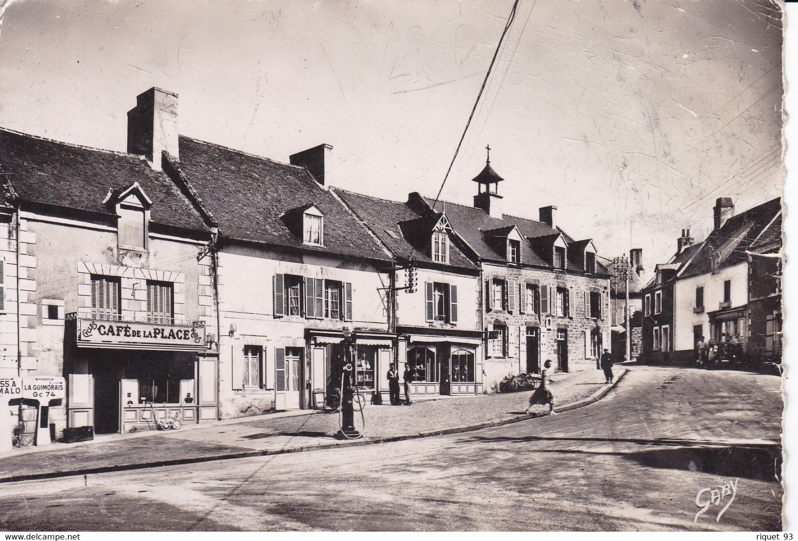 SAINT-COULOMB - Place De L'Eglise - Saint-Coulomb