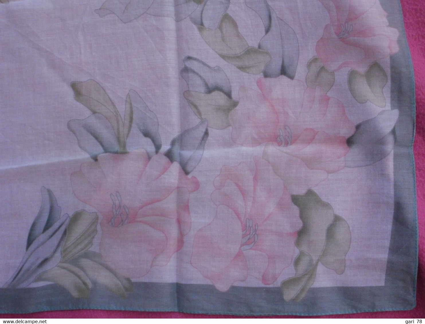 Foulard Cacharel Anaïs 53 Cm X 55 Cm - Hoofddoeken En Sjaals