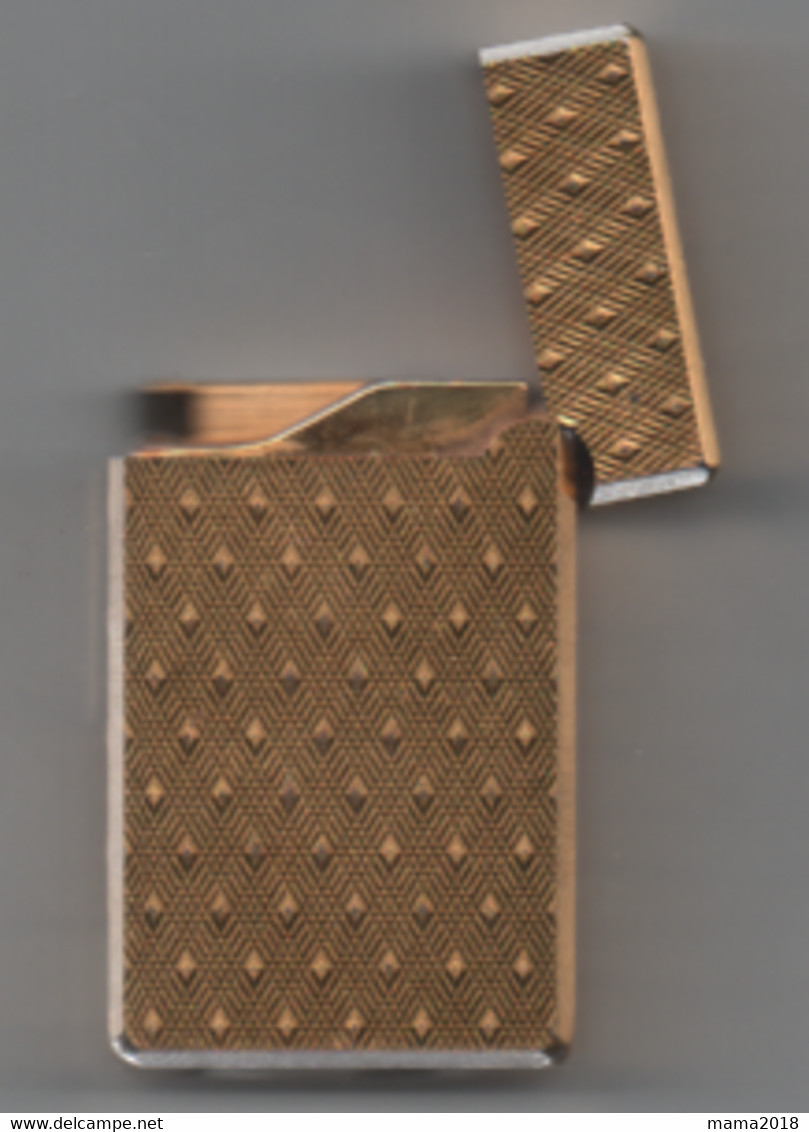 Briquet   Doré     Flaminaire  Paris Marqué Dans Couvercle  ( Dessous Made In France  Pat Pend ) - Autres & Non Classés