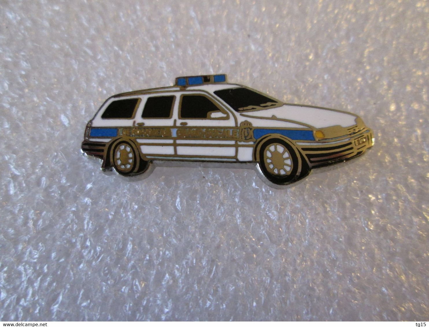 PIN'S    FORD  SIERRA  BREAK    GENDARMERIE  LUXEMBOURG Email Grand Feu  DEHA - Ford