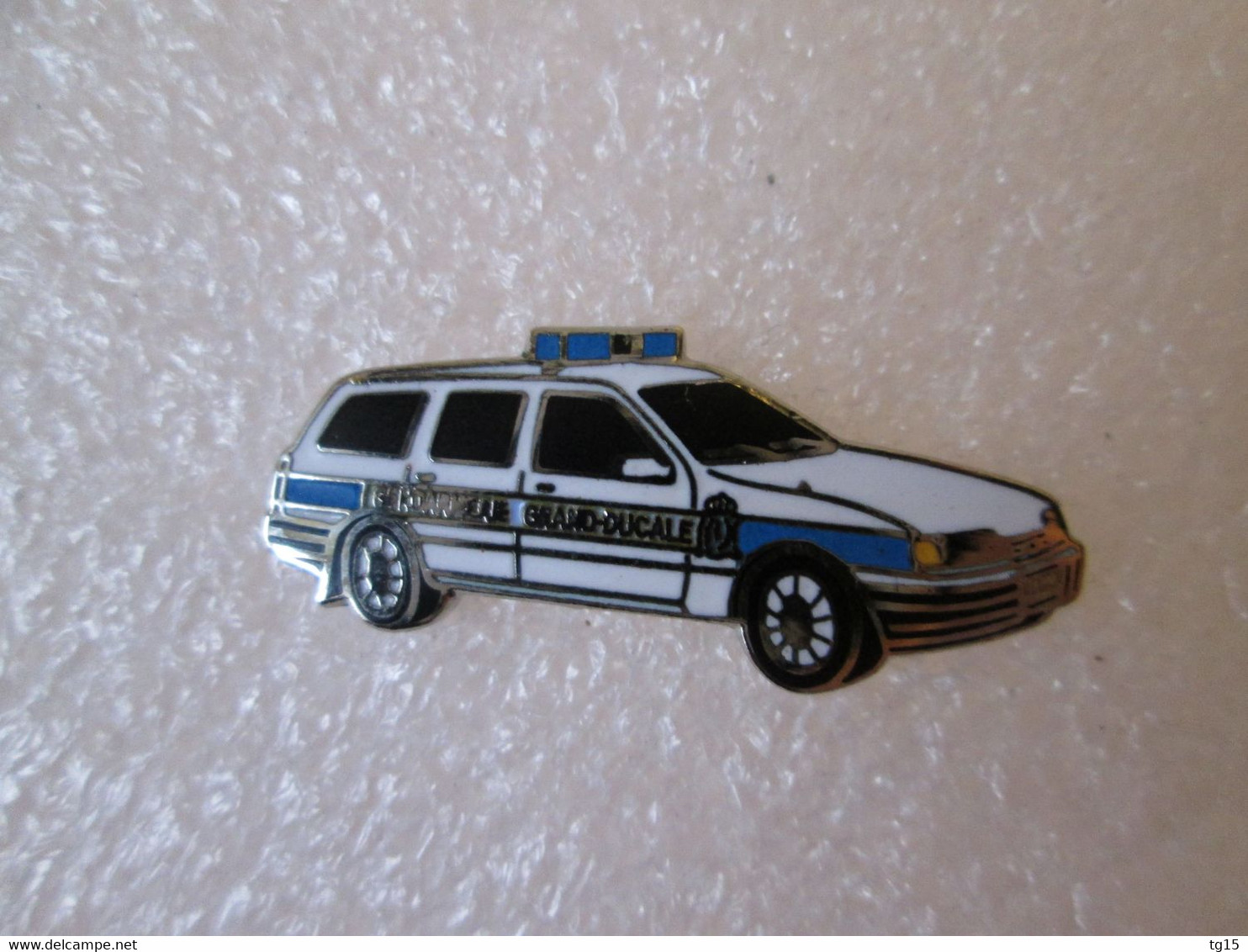 PIN'S    FORD  SIERRA  BREAK    GENDARMERIE  LUXEMBOURG Email Grand Feu  DEHA - Ford