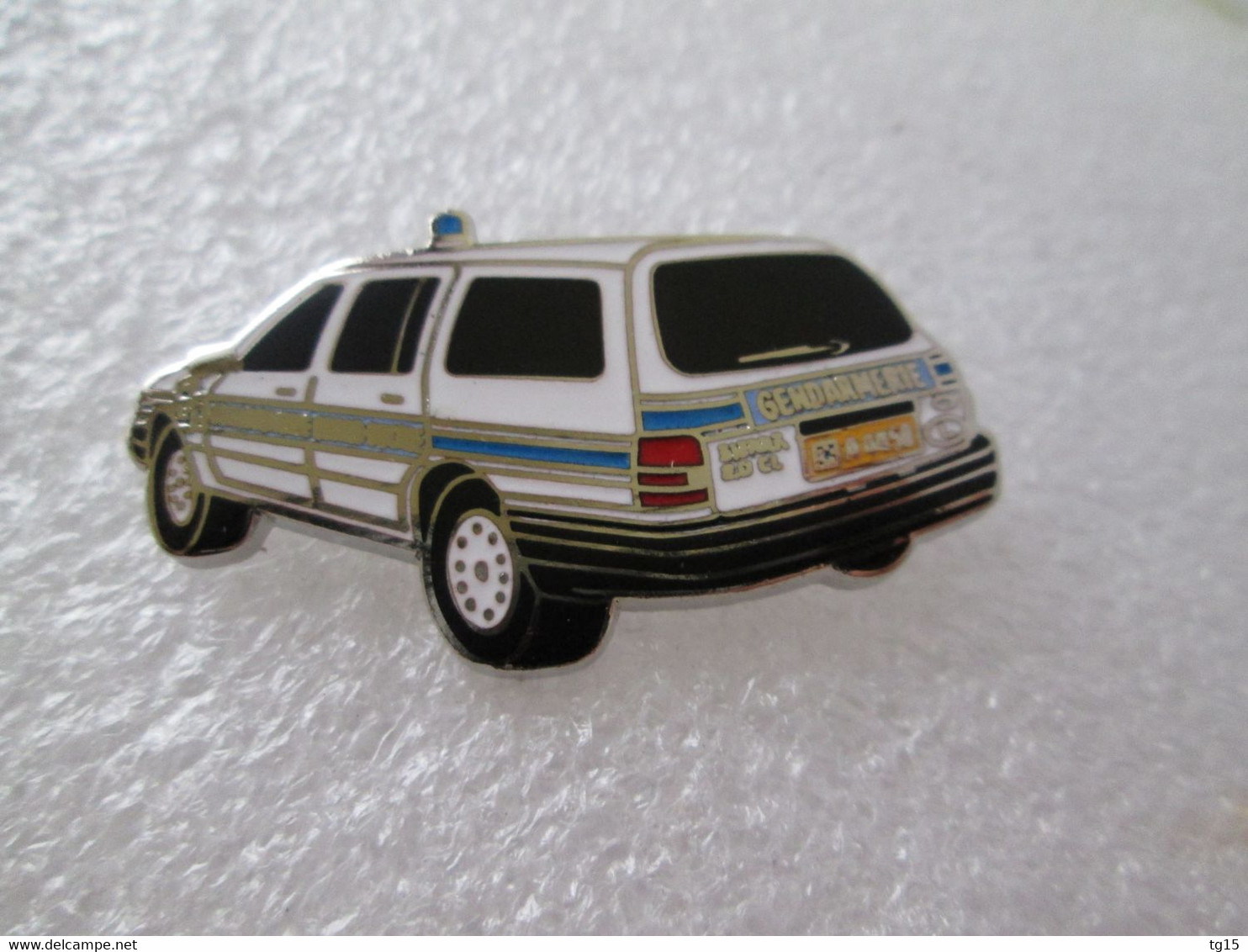 PIN'S    FORD  SIERRA  BREAK  2.0 CL  GENDARMERIE  LUXEMBOURG Email Grand Feu  DEHA - Ford