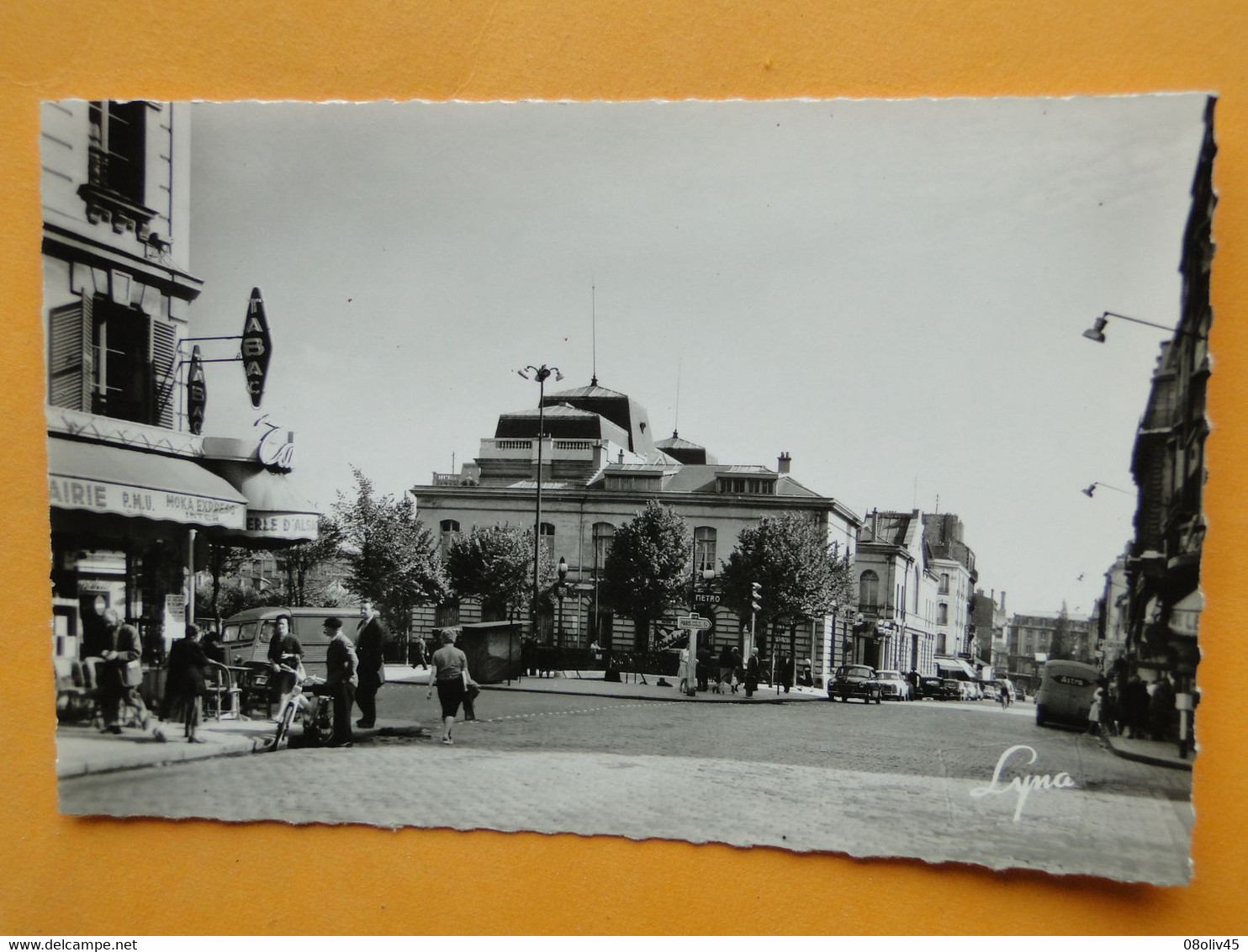 ISSY Les MOULINEAUX -- Place De La Mairie - Bar Tabac - ANIMATION - CPSM - Issy Les Moulineaux