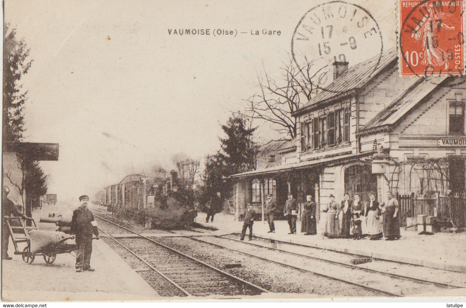 Vaumoise  60  La Gare Interieure Quais Tres Animés Et Train Entrant En Gare - Vaumoise