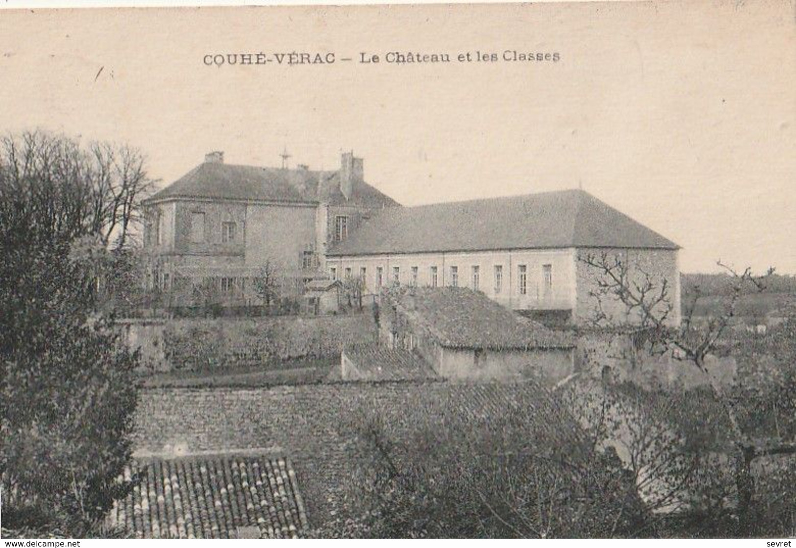 COUHE-VERAC. - Le Château Et Les Classes - Couhe