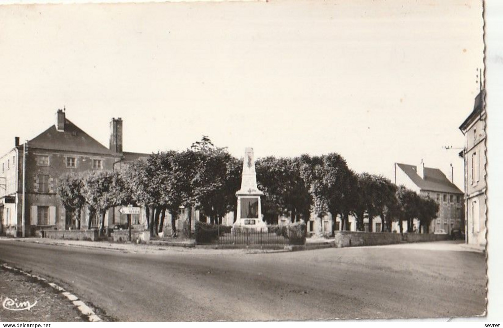 COUHE-VERAC. -  Place De La Marne . CPSM - Couhe