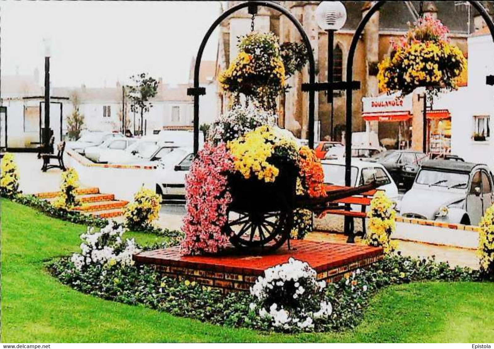 ► CPSM  La Chapelle Basse Place Fleurie  Floral  Citroen 2 CV - La Chapelle Basse-Mer