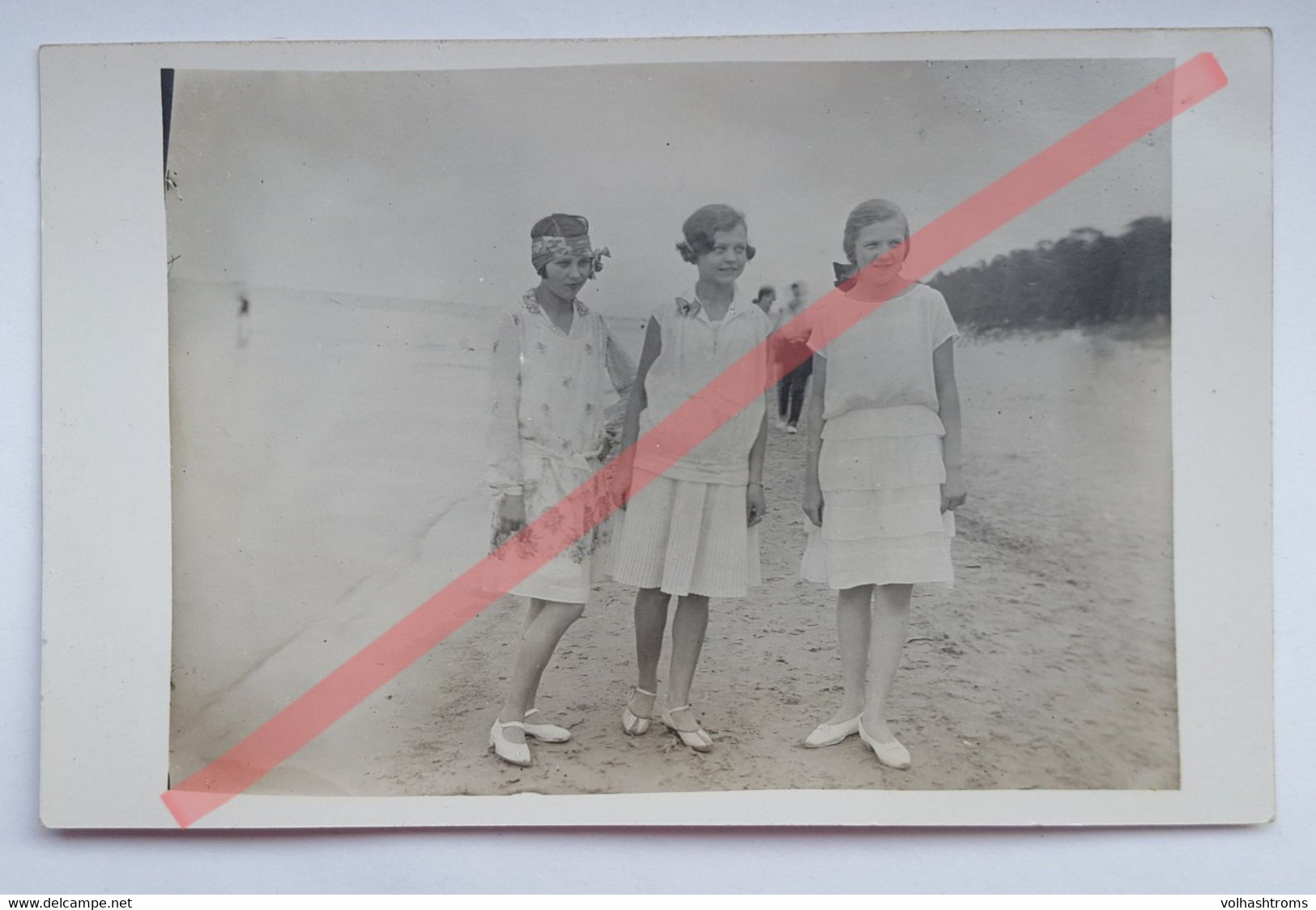 Photo D'époque. Original. Mode. Filles Avec De Belles Coiffures Et Robes. Lettonie D'avant-guerre - Objetos