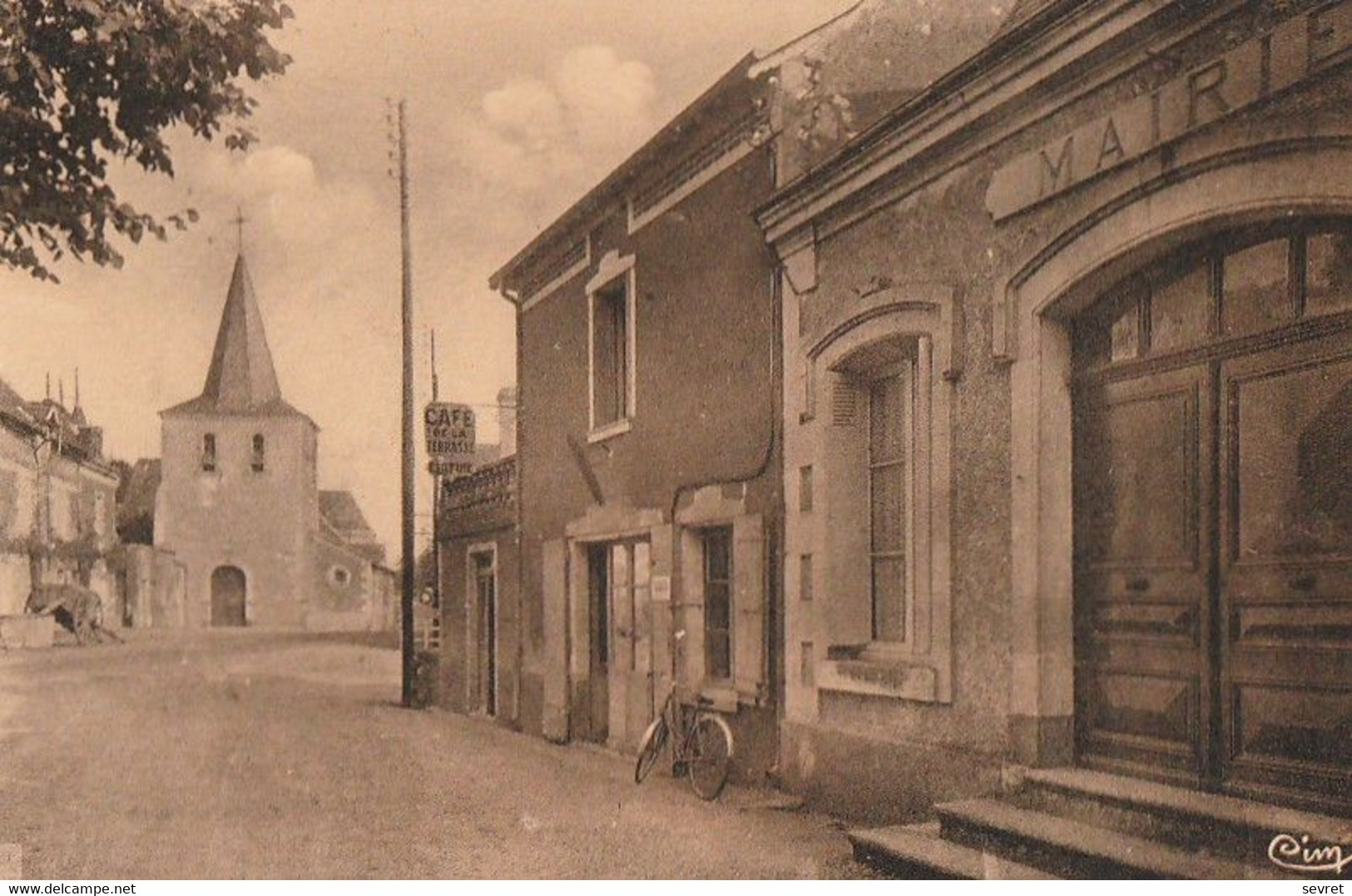 DANGE. -  L'Eglise De St-Romain Et La Mairie. Cliché Pas Courant - Dange Saint Romain