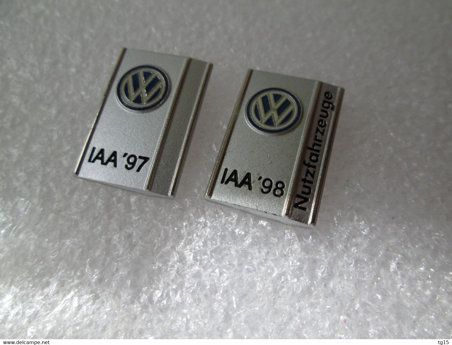 PIN'S  LOT 2    VOLKSWAGEN  IAA 97   IAA 98 - Volkswagen