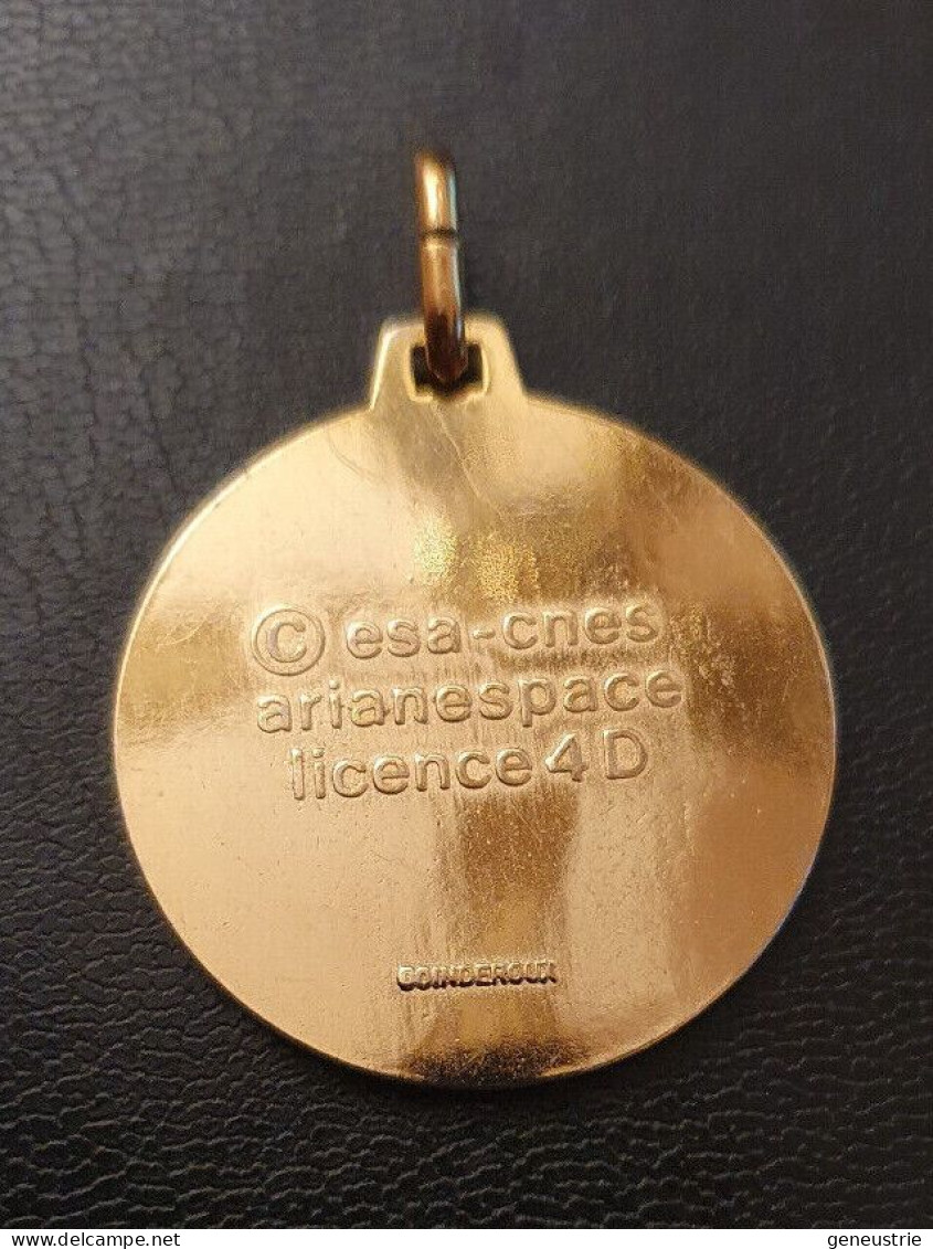 Médaille Pendentif Doré émaillé Aérospatiale "Fusée Ariane / Esa - Cnes - Arianespace" Coinderoux Graveur - GPS/Avionik