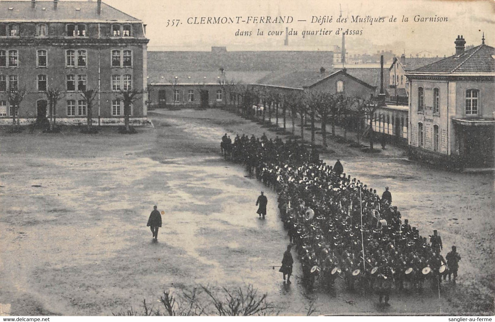 CPA 63 CLERMONT FERRAND DEFILE DES MUSIQUES DE LA GARNISON DANS LA COUR DU QUARTIER D'ASSAS - Clermont Ferrand