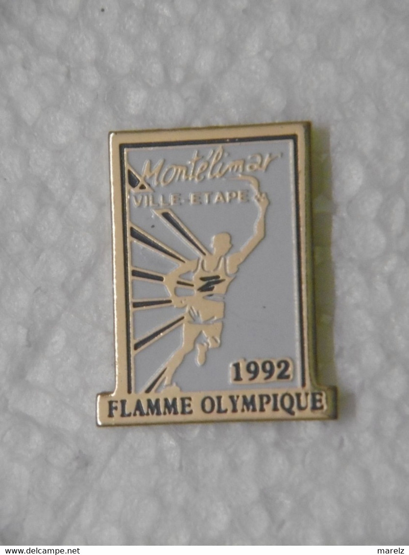 Pin's Jeux Olympiques ALBERTVILLE 1992 J.O. FLAMME OLYMPIQUE - Pins LA POSTE PTT Pin Ville Etape MONTELIMAR 26 DROME - Giochi Olimpici