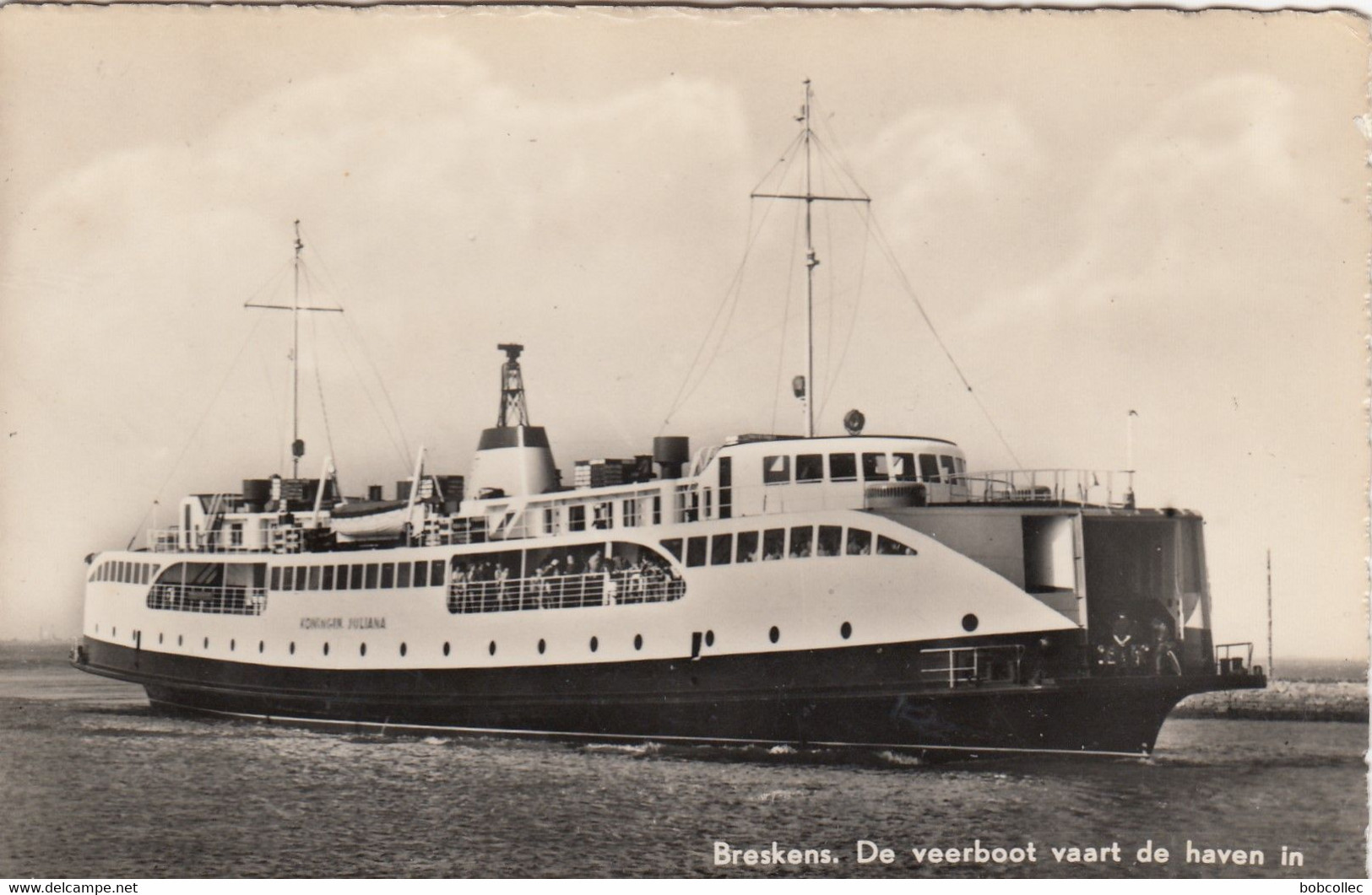 BRESKENS: De Veerboot Vaart De Haven In - Breskens