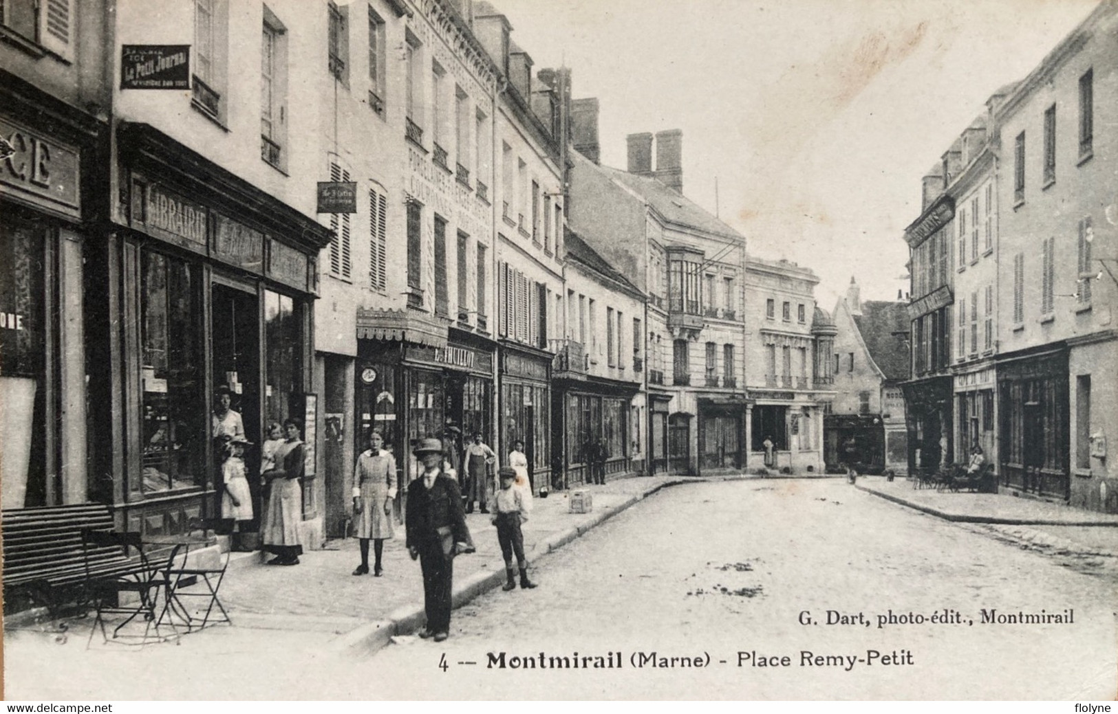 Montmirail - La Place Rémy Petit - Librairie - Montmirail