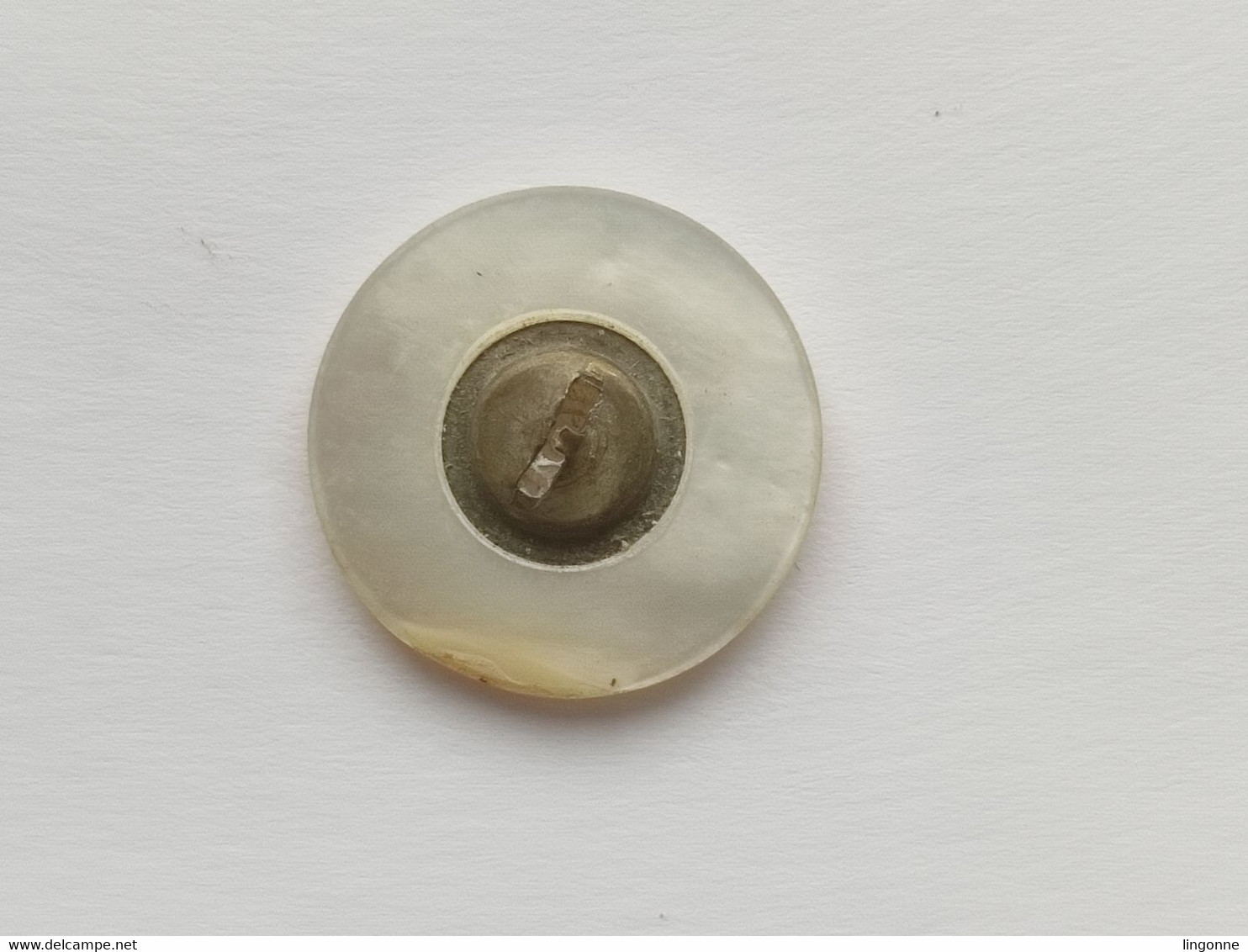 Ancien Bouton De Manchette En Nacre Diamètre : 22 Mm Env - Botones De Cuello & De Puño