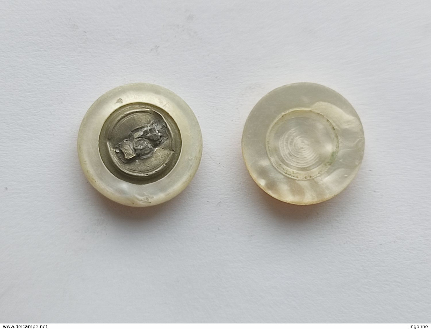 2 BOUTONS Ancien Bouton De Manchette En Nacre  Diamètre : 20 Mm Env - Bottoni Di Colletto E Gemelli