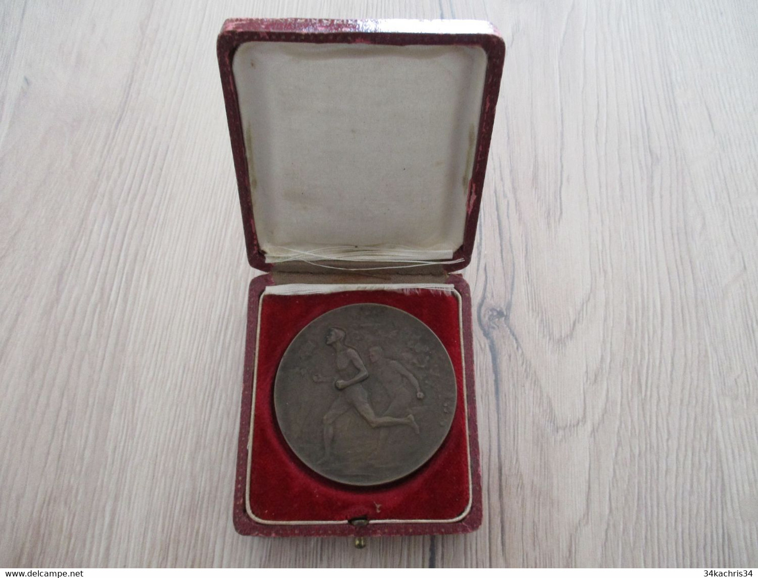 Médaille 53 G Bronze Dans Son étui Championnat Des Alpes Athlétisme Attribuée 1919 - Padvinderij