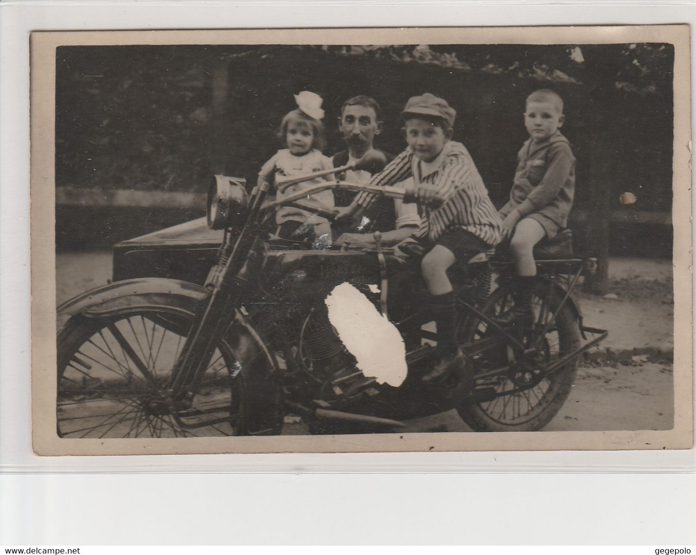 RIS ORANGIS  - La Famille THIMONIER Qui Pose En 1925 Sur Une Moto    ( Carte-photo En L'état ) - Ris Orangis