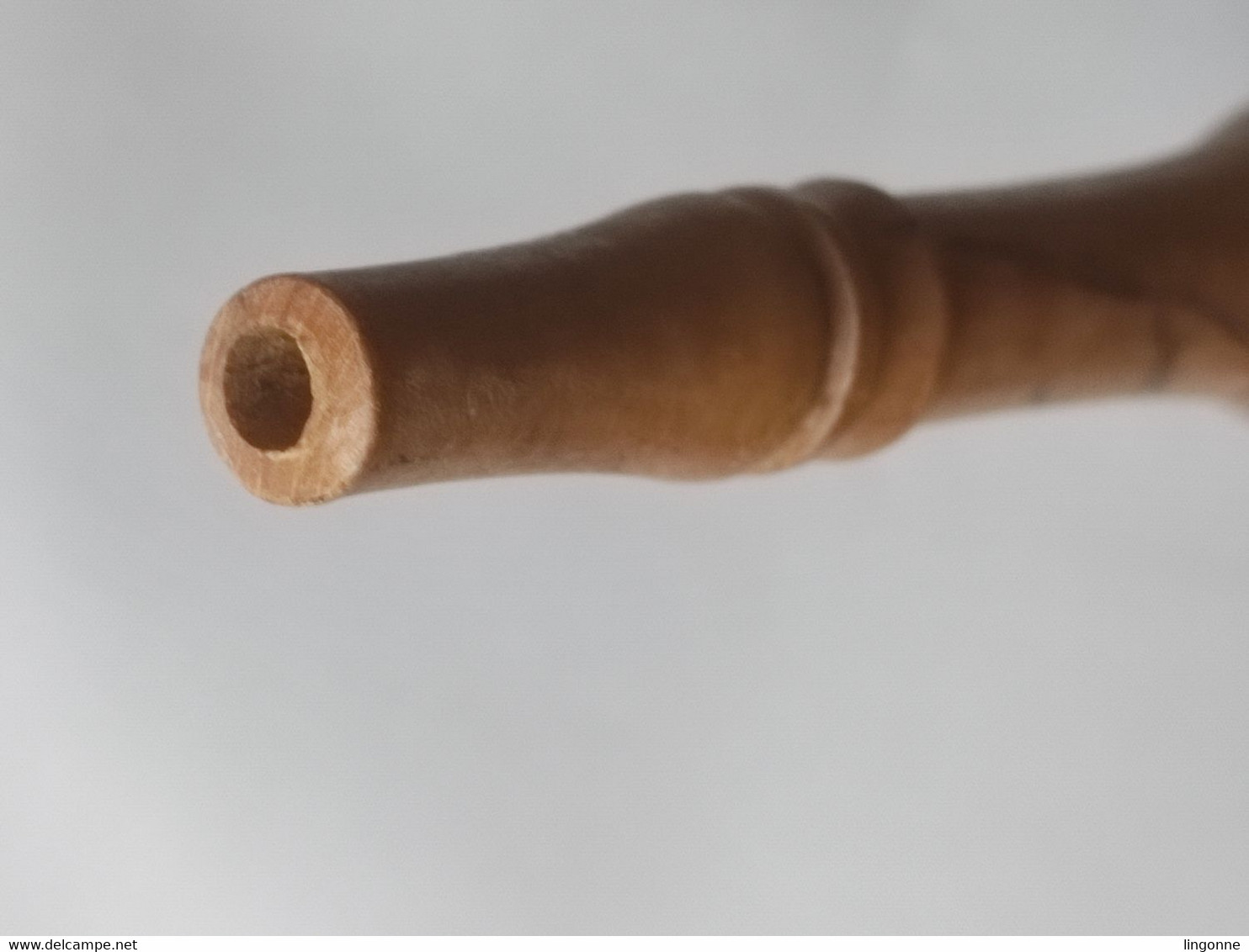 PIPE SUPERBE CALUMET de la PAIX INDIEN en BOIS Long : 1,06 mètre Poids : 340 Grammes