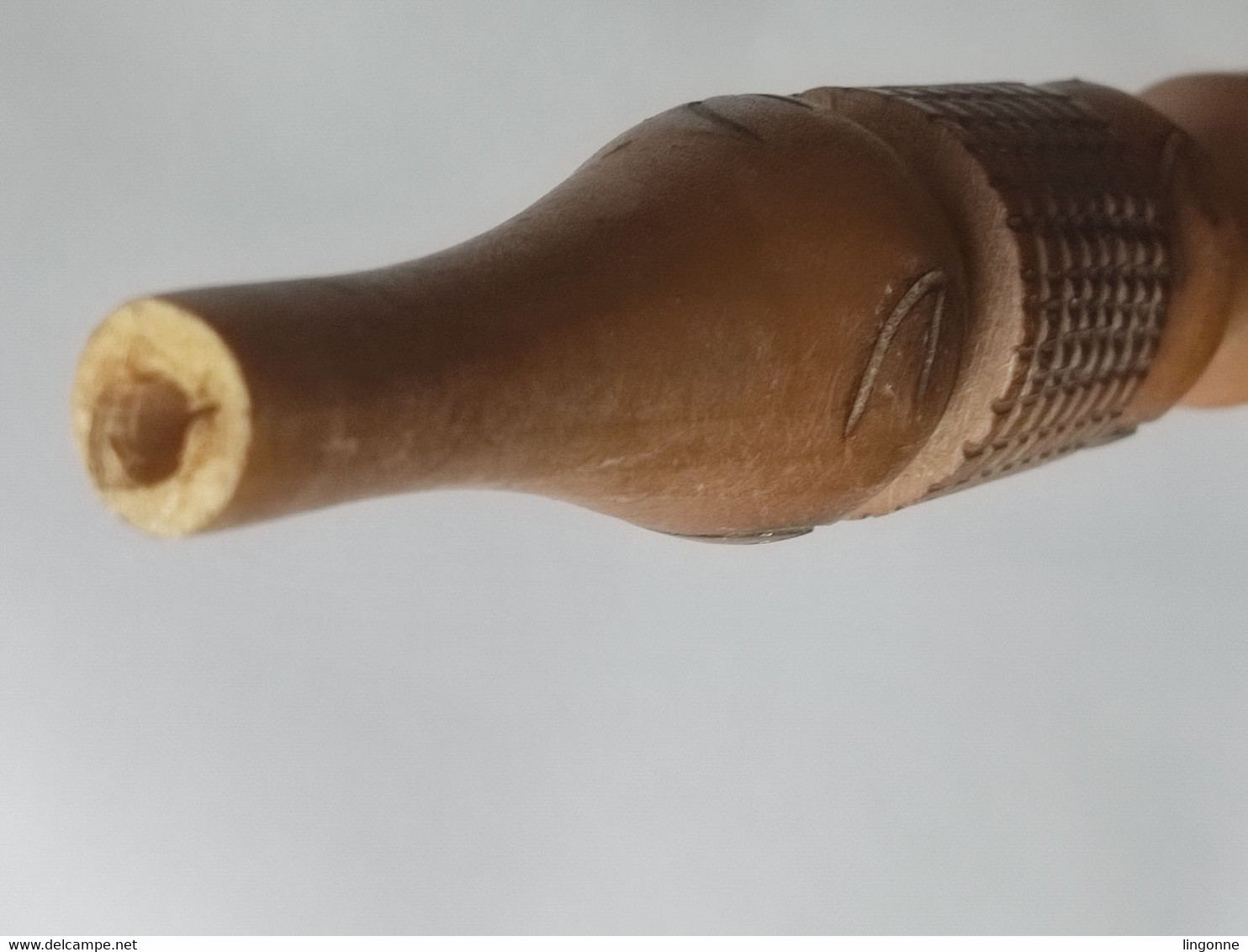 PIPE SUPERBE CALUMET de la PAIX INDIEN en BOIS Long : 1,06 mètre Poids : 340 Grammes