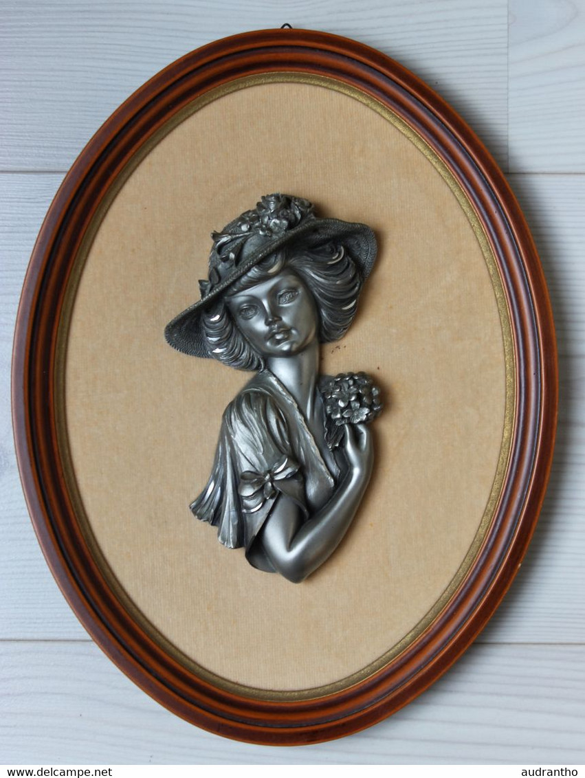 Ancien Cadre Portrait De Femme Au Chapeau En étain Du Prince Déco XXème - Tins