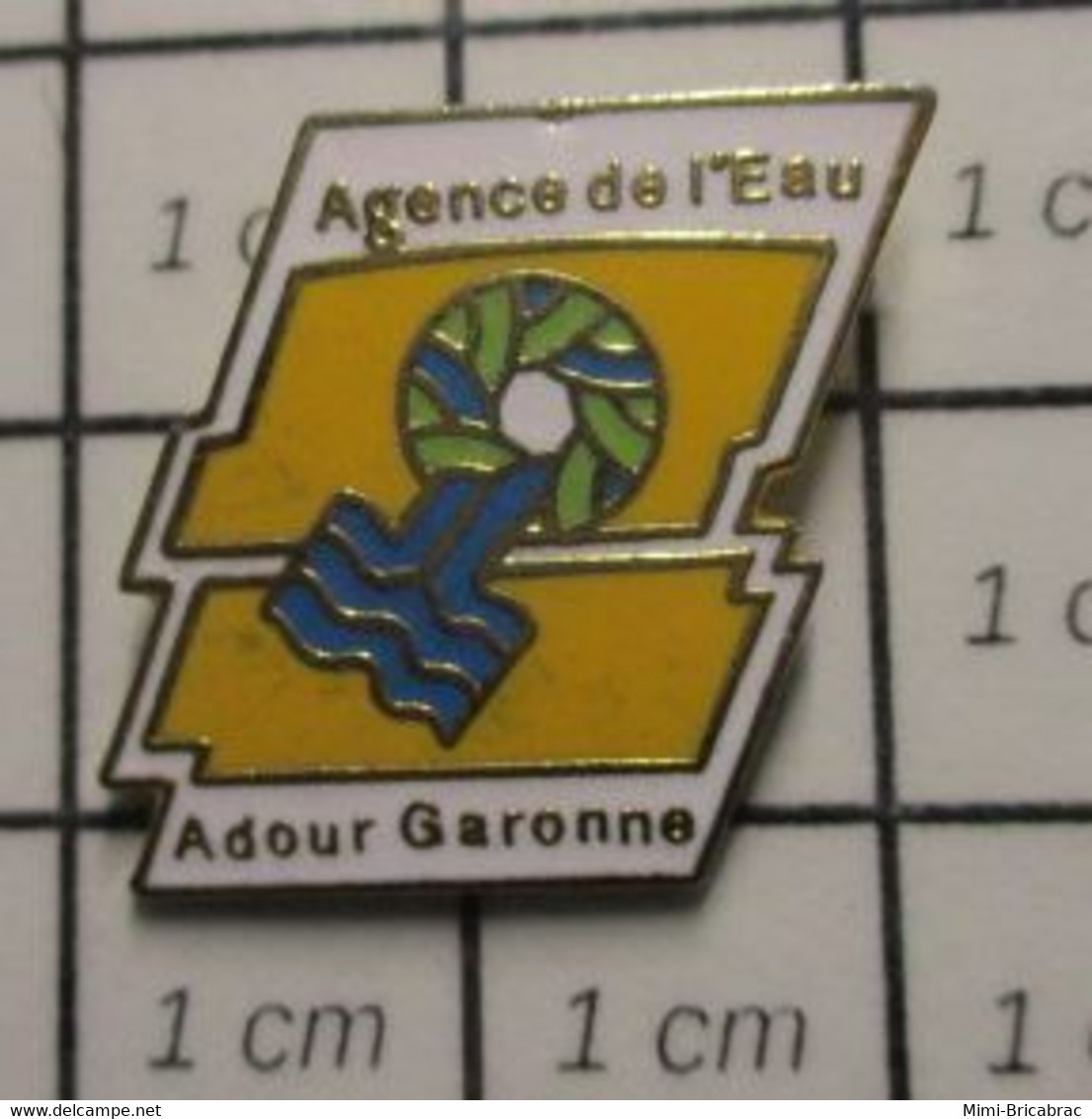 822 Pin's Pins / Beau Et Rare / THEME : ADMINISTRATIONS / AGENCE DE L'EAU ADOUR GARONNE Et L'agence Du Pastaga Alors ? - Administrations