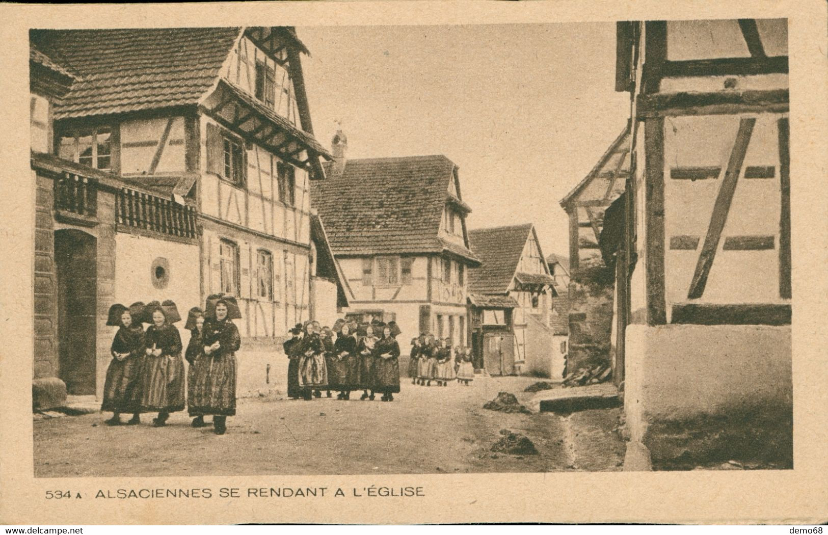 Fantaisie Folklore Costume Alsace Alsacienne Elsässerin Paysannes Allant à L'église Engwiller 2 Cartes - Personen