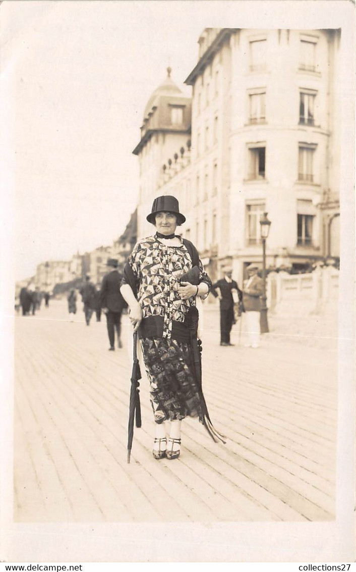 14-DEAUVILLE- CARTE-PHOTO- SUR LES PLANCHES DE DEAUVILLE - Deauville