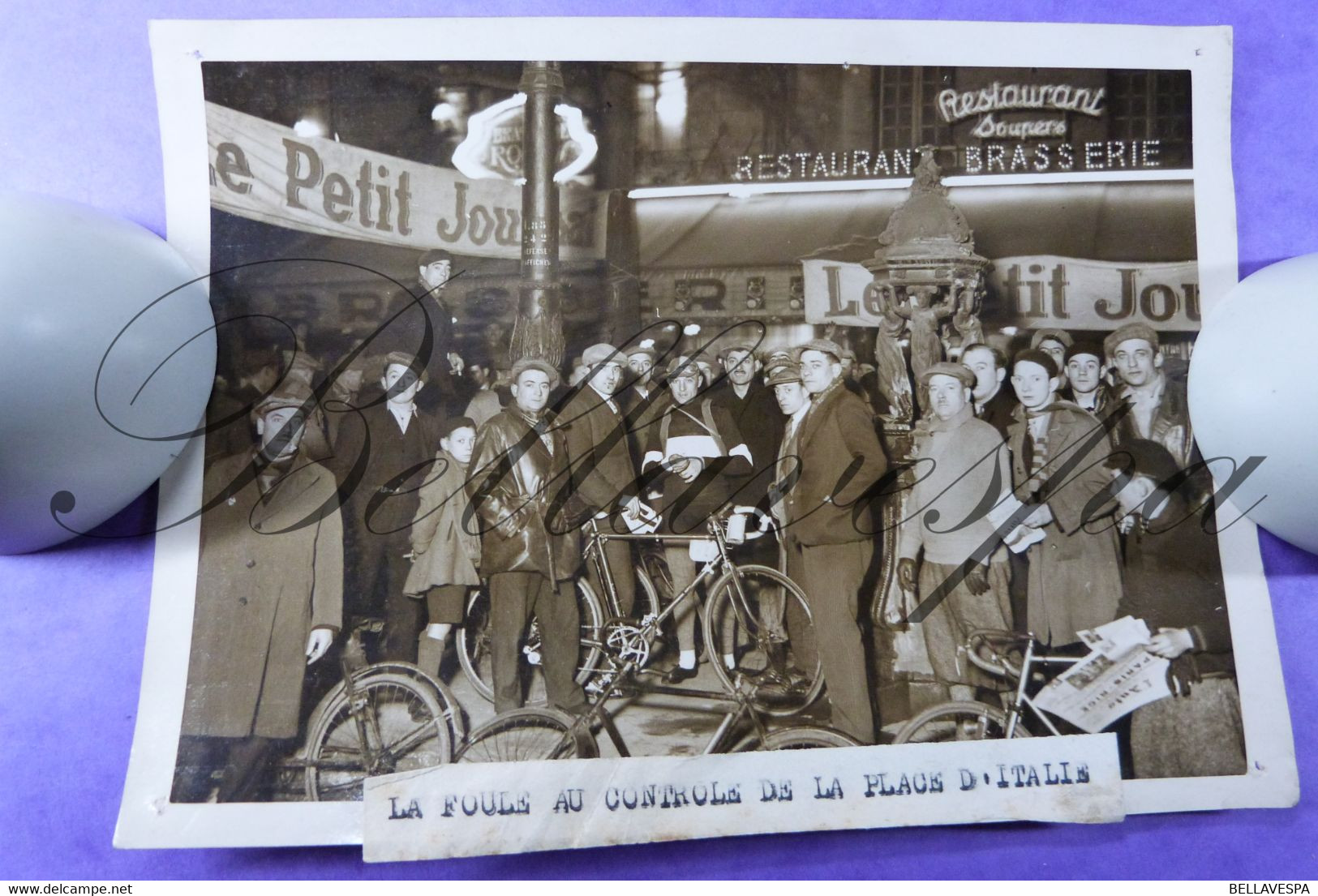 Cyclisme -La Foule Au Controle De La Place D'Italie 25/02/194 France Presse - Radsport