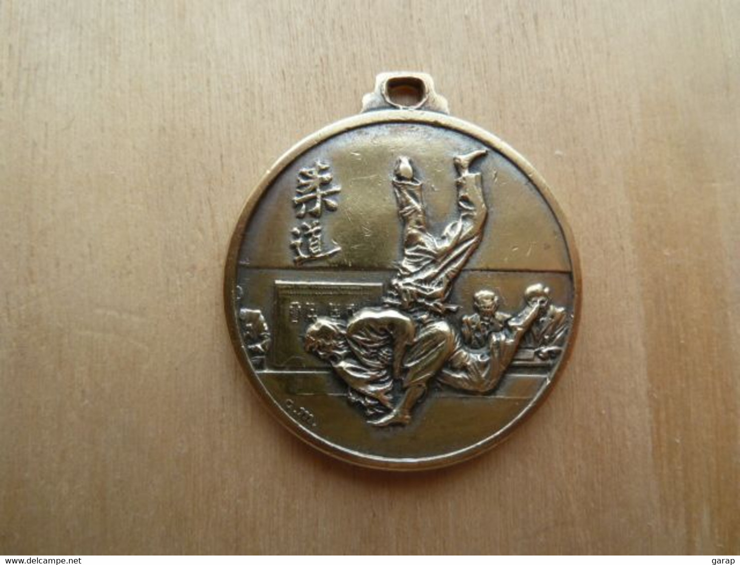 DAF-057 Médaille Combat Métal Jaune Possble Bronze,anagramme DM Recto Verso,au Dos Décor De Pointillés  Sur Le Pourtour - Martial Arts