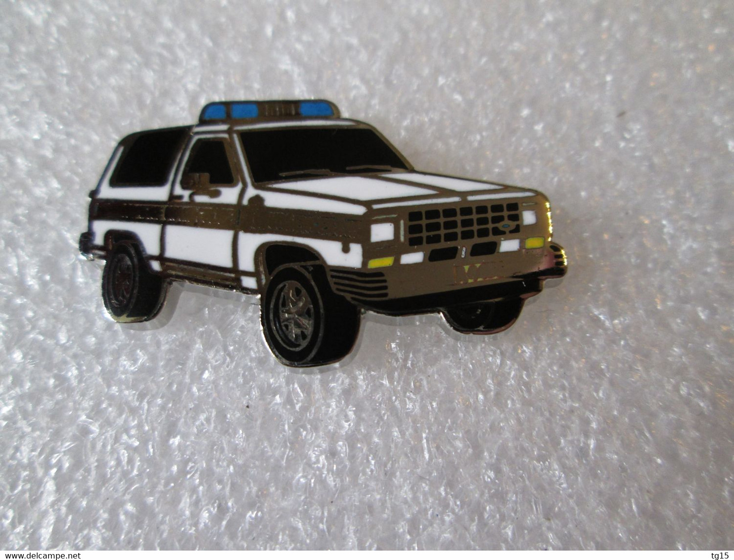 PIN'S    FORD  BRONCO GENDARMERIE  URGENCES  LUXEMBOURG  Email Grand Feu   DEHA - Ford