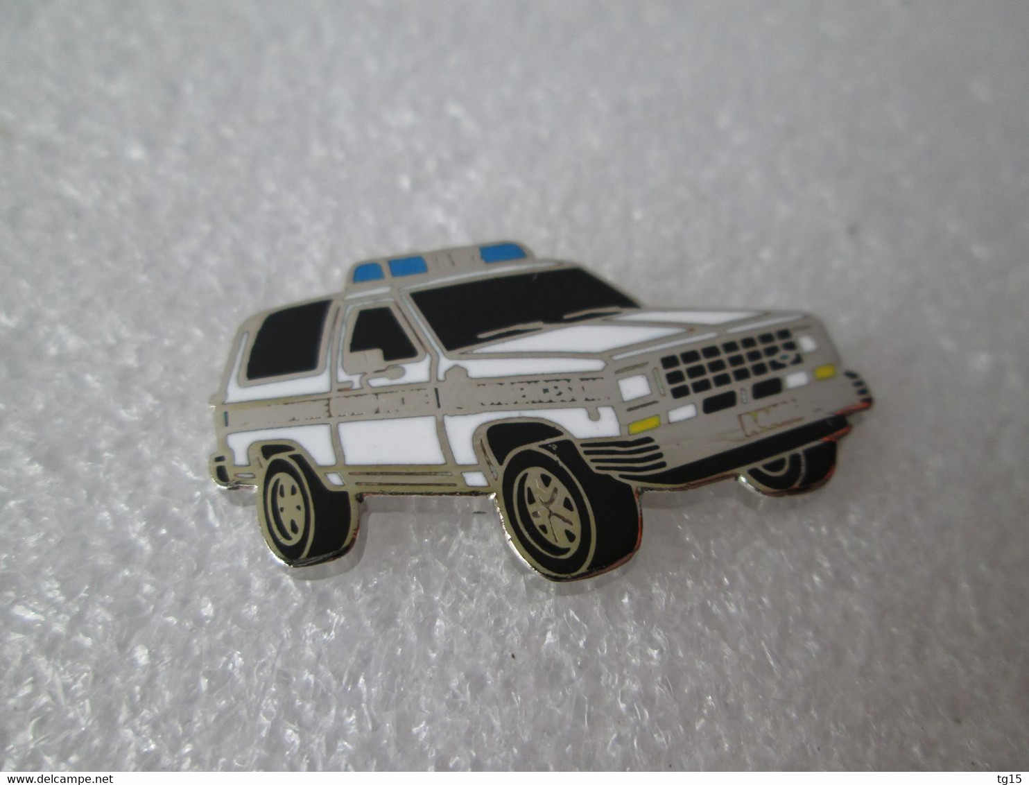 PIN'S    FORD  BRONCO GENDARMERIE  URGENCES  LUXEMBOURG  Email Grand Feu   DEHA - Ford