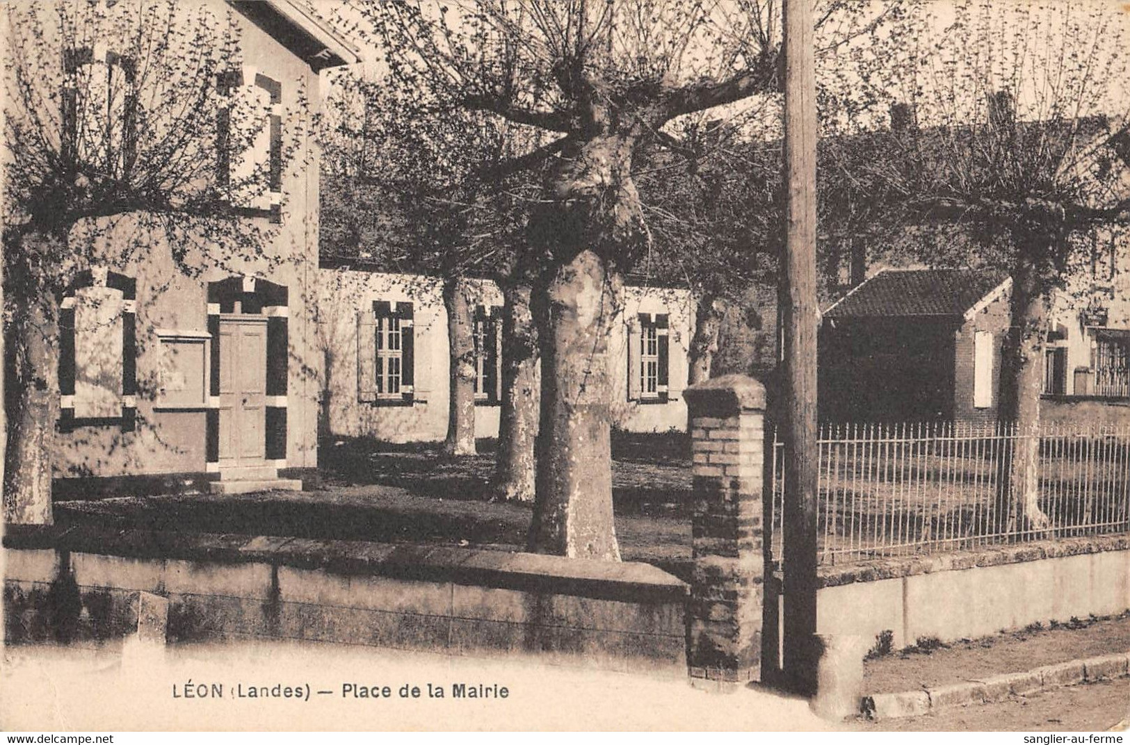 CPA 40 LEON PLACE DE LA MAIRIE - Autres & Non Classés