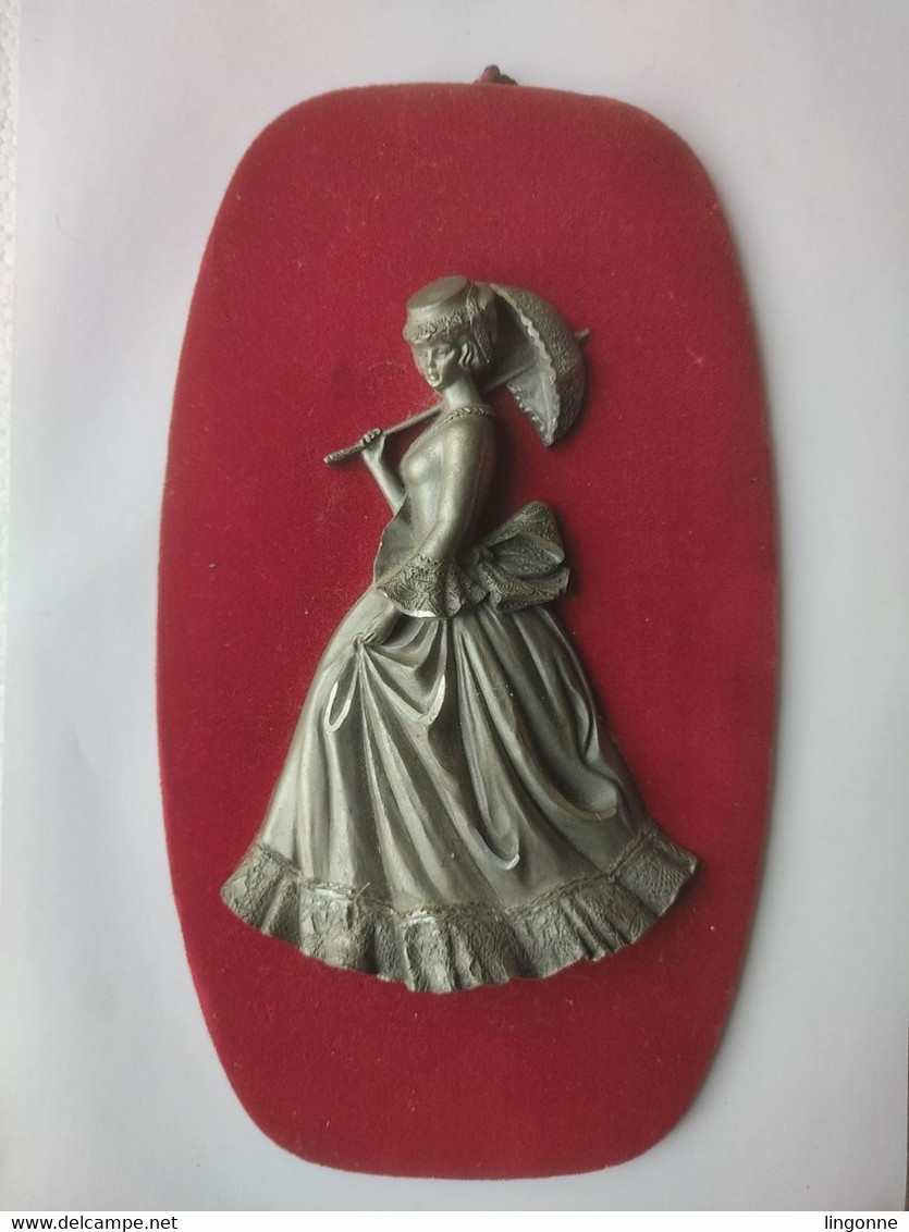 Les étains Du Prince Tableau Ovale Velours Lady Femme Belle époque Avec Parapluie Ombrelle Signée Bachet Haut : 24,5 Cm - Tins