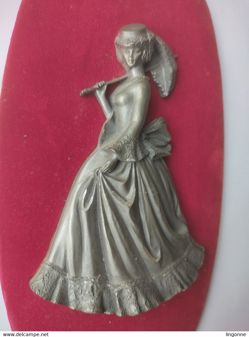 Les étains Du Prince Tableau Ovale Velours Lady Femme Belle époque Avec Parapluie Ombrelle Signée Bachet Haut : 24,5 Cm - Etains