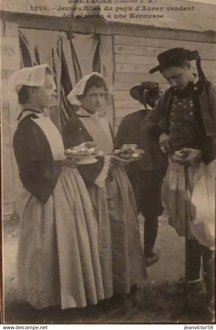 1220  Auray Jeunes Filles Du Pays D'Auray Vendant Des  Gateaux à Une Kermesse Bretagne ( Collection EH) - Auray