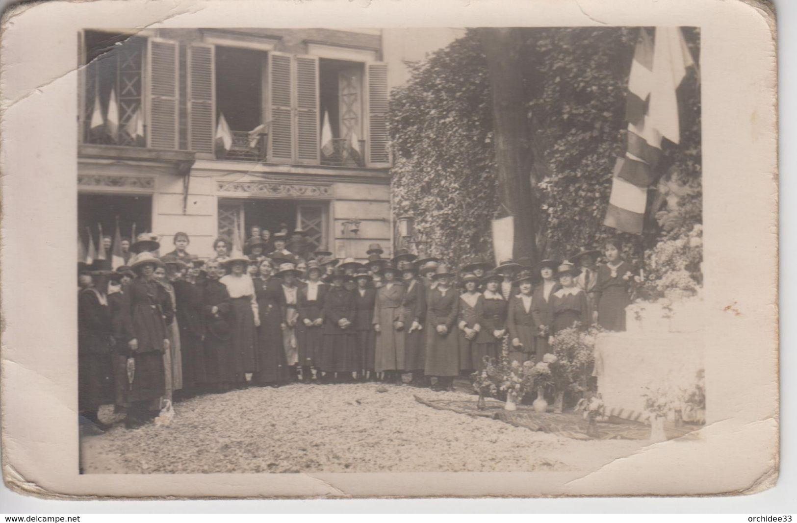 CPA Photo Fête Dieu Du 9 Juin 1918 (mention Manuscrite Au Verso) - Groupe Devant Reposoir ( à Localiser) - Manifestazioni