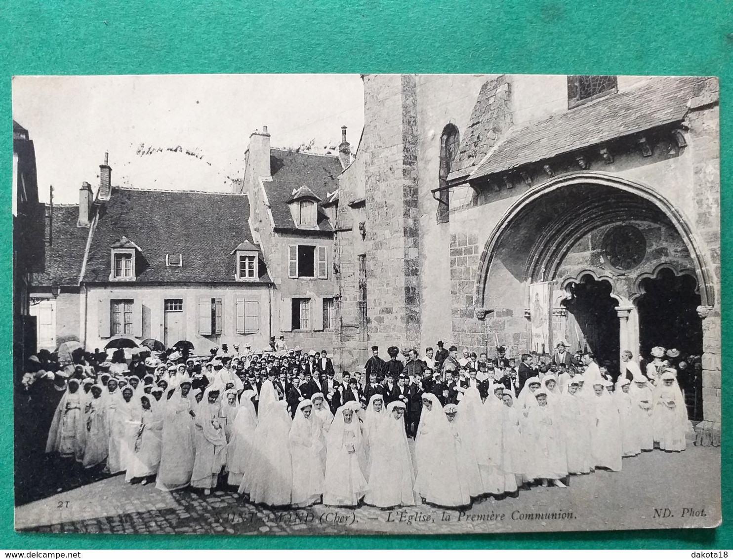 18 ,  Saint Amand , Les Premières Communiantes Devant L'église En 1907 - Saint-Amand-Montrond