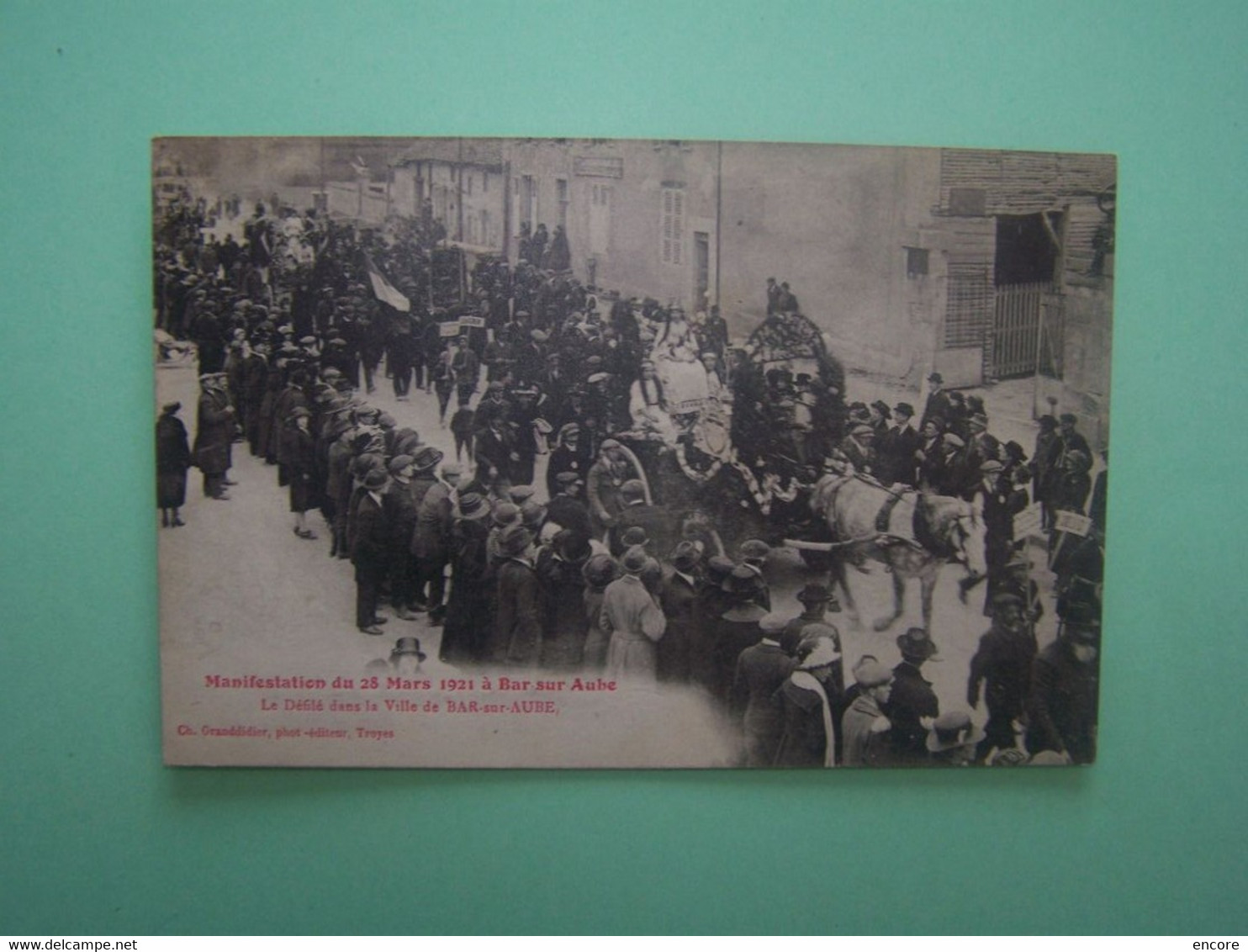 BAR-SUR-AUBE. AUBE. MANIFESTATION DU 28 MARS 1921. LE DEFILE DANS LA VILLE. PARTICIPANTS DE COUVIGNON AVEC PANCARTE. - Bar-sur-Aube