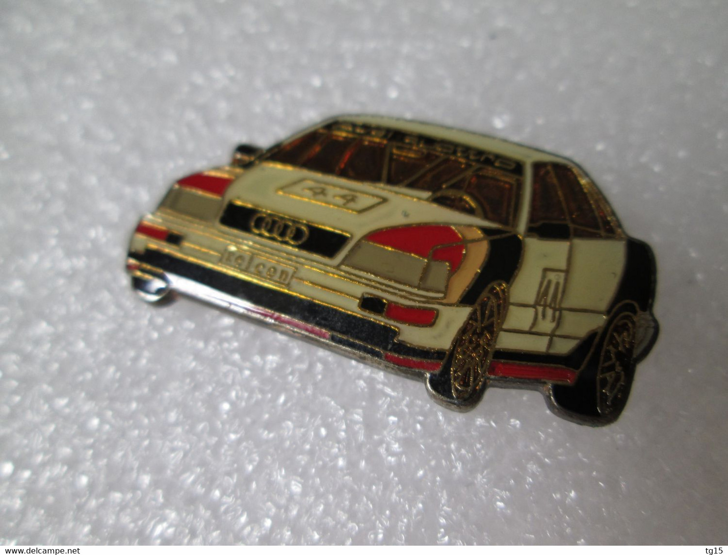 PIN'S    AUDI  QUATTRO  V 8  DTM - Audi