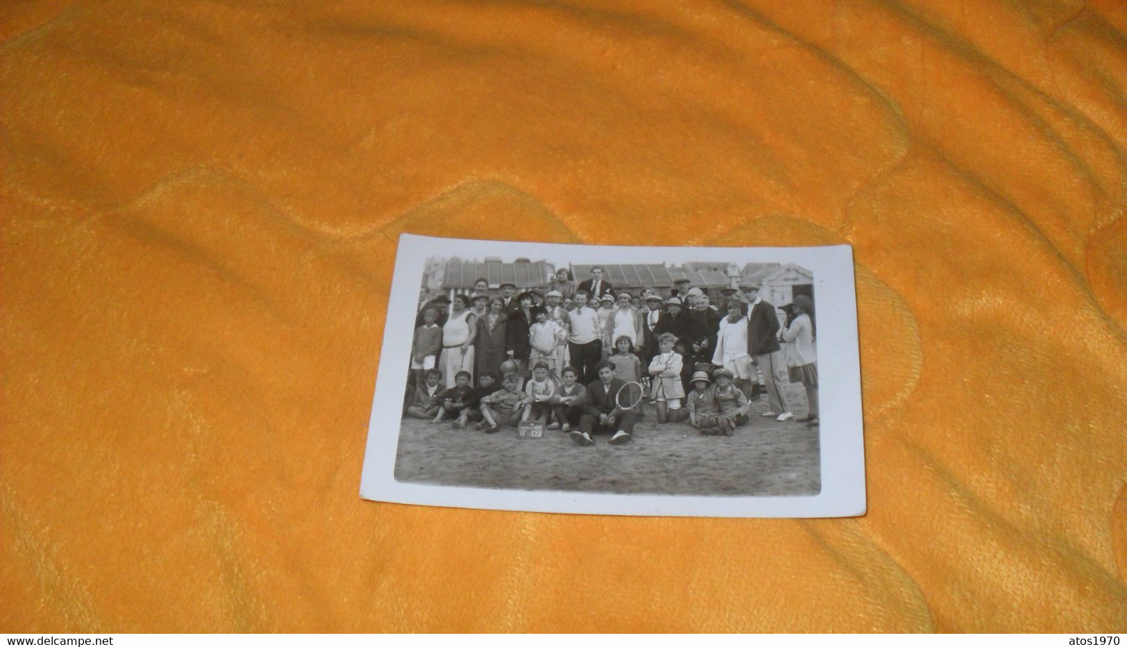 CARTE POSTALE PHOTO ANCIENNE CIRCULEE DATE ?.../ REUNION DE PERSONNES PETIT ECRITEAU AU DRAPEAU VERT - Photos