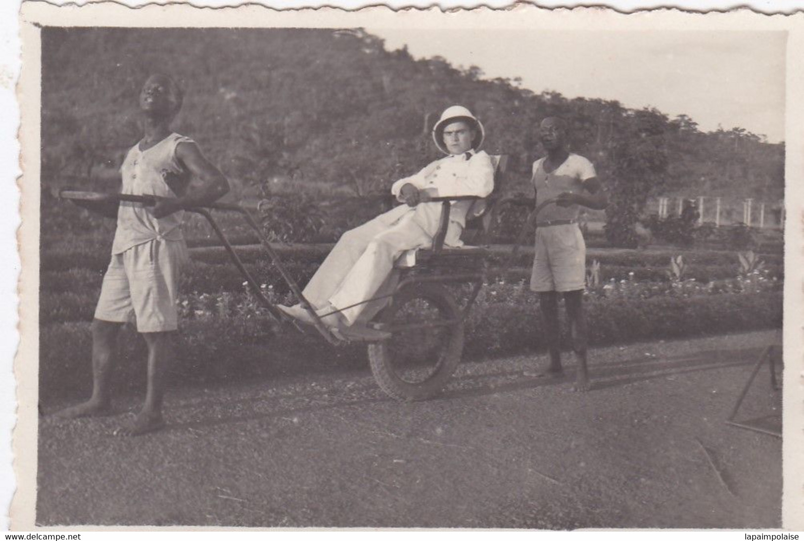 Photo 1935 Afrique A E F  Congo Brazzaville Sofdat Colonial Belge Ou Français ? Dans Un Pouss Pouss    Réf 14979 - Afrique