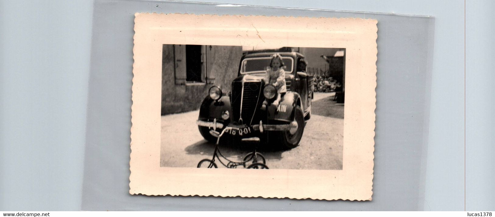 TRES BELLE  PHOTO / ENFANT A CHEVAL SUR PHARE DE VOITURE DE LIVRAISON  / TRICYCLE - Camions & Poids Lourds