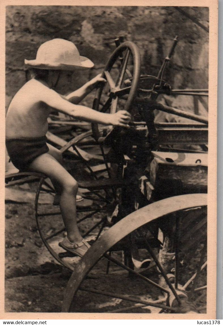 TRES JOLIE PHOTO / ENFANT SUR VIEUX TRACTEUR - Camions & Poids Lourds